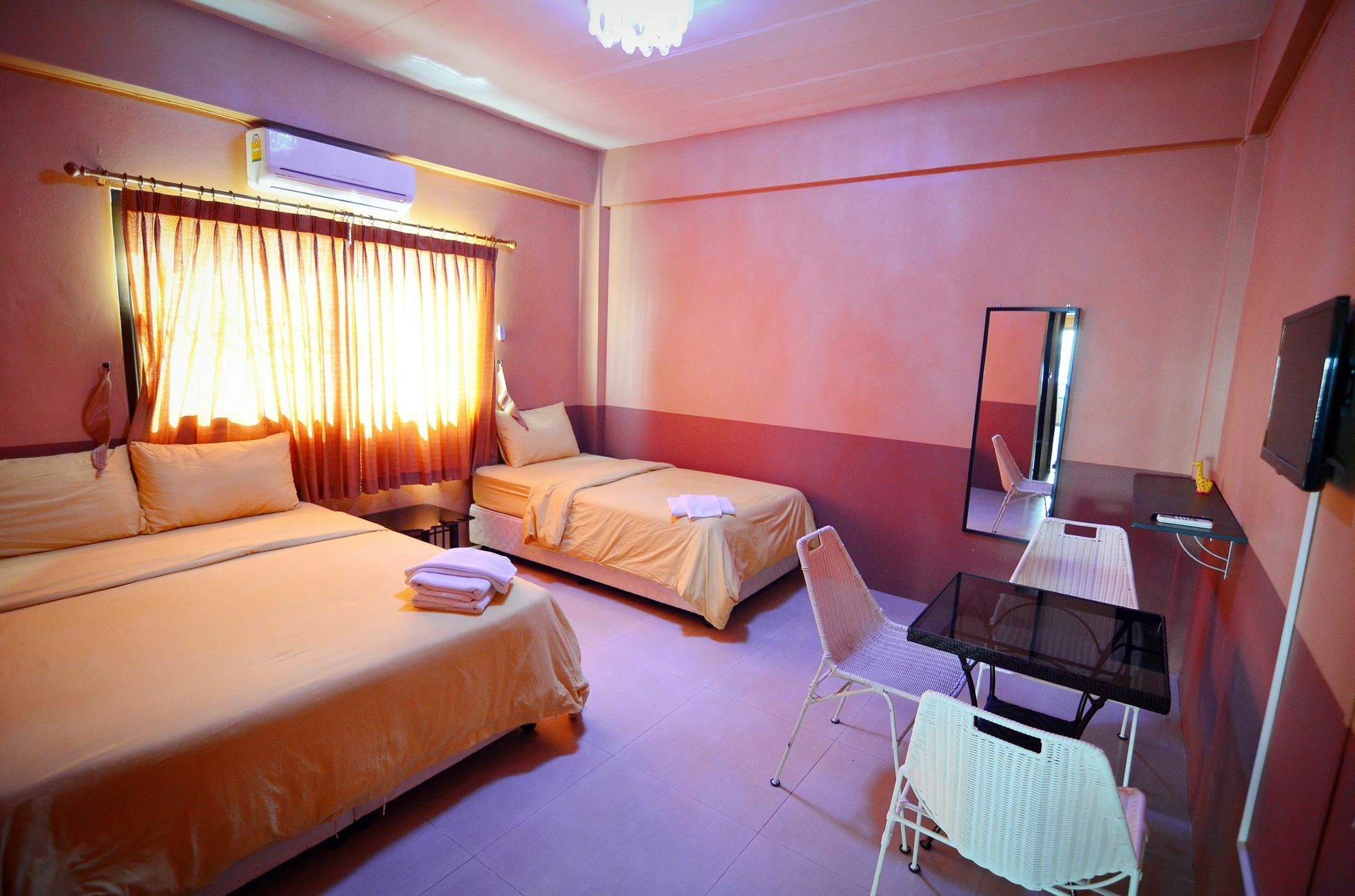 The Famous House - Jomtien Hotel Екстериор снимка