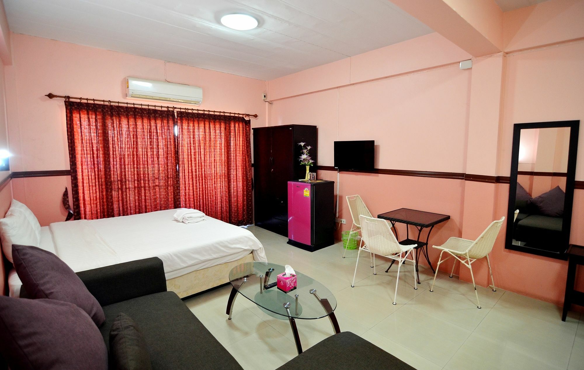 The Famous House - Jomtien Hotel Екстериор снимка