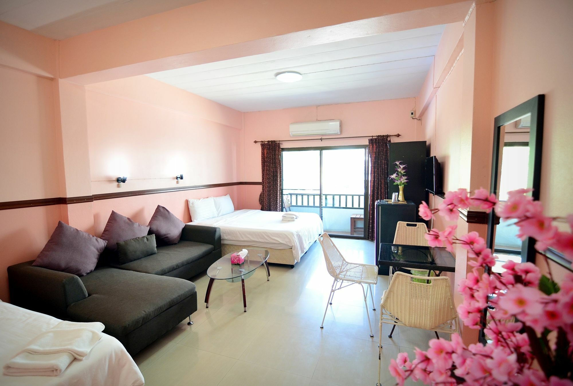 The Famous House - Jomtien Hotel Екстериор снимка